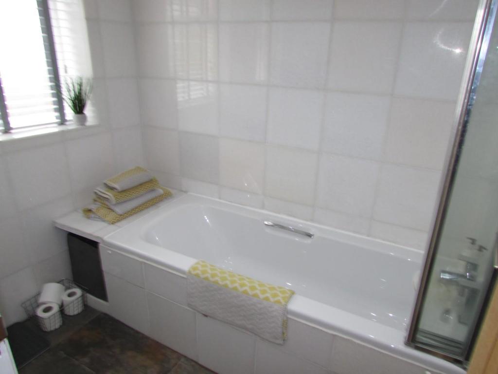 NewtonRd33bath2.JPG