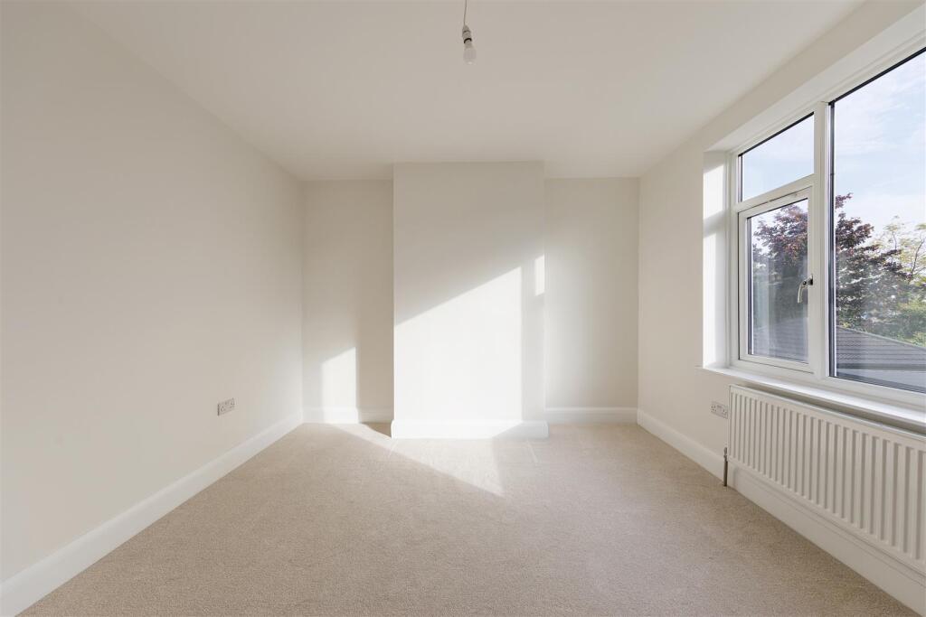 Rose Avenue, E18