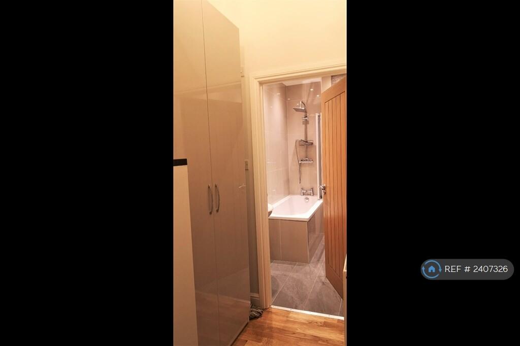 Hallway/Bathroom
