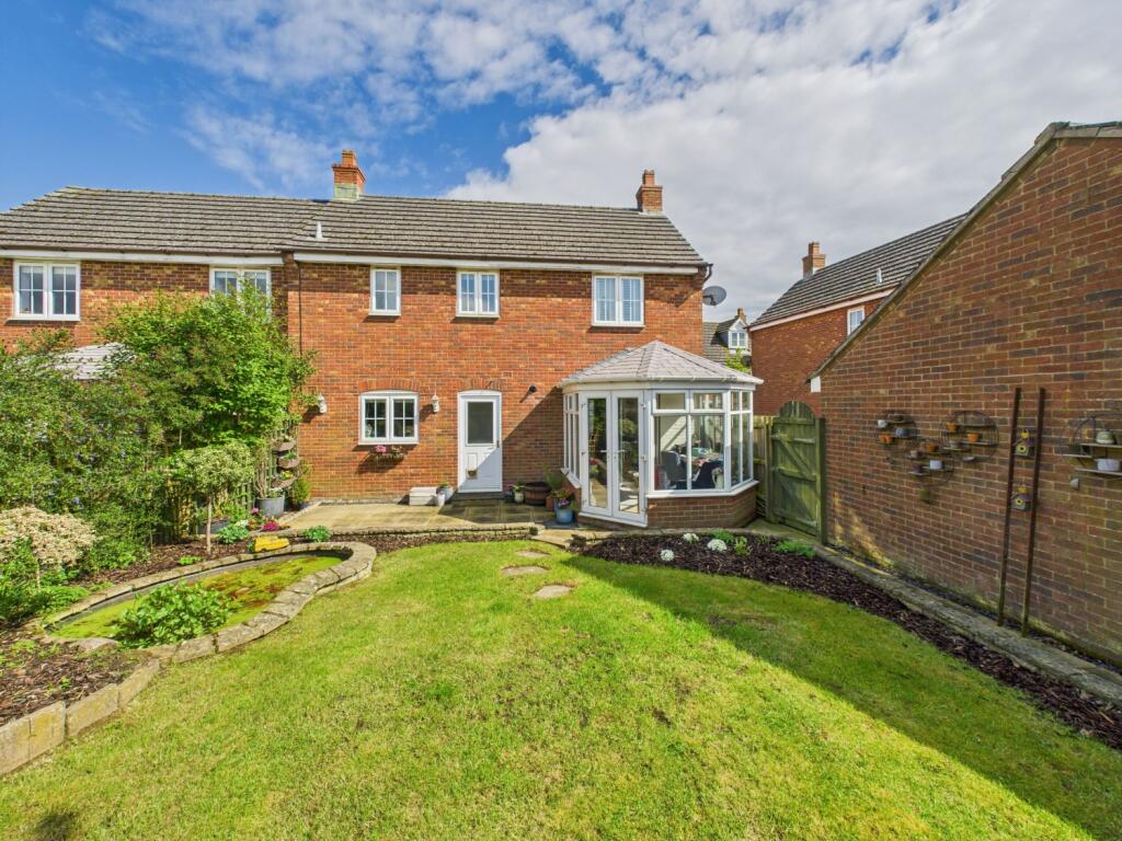 2. CAM04922G0-PR0014-STILL021