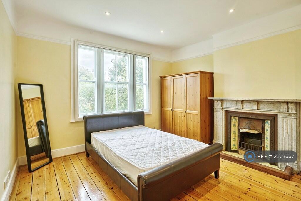 Bedroom 4 - £1, 100