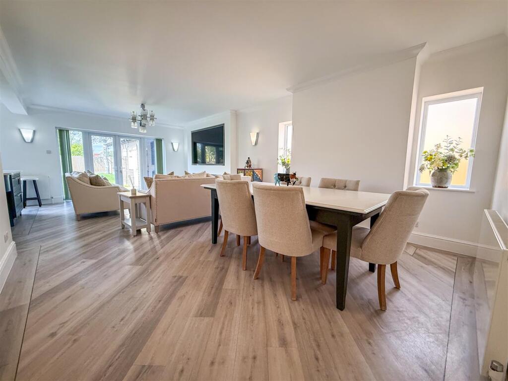 LOUNGE/DINER