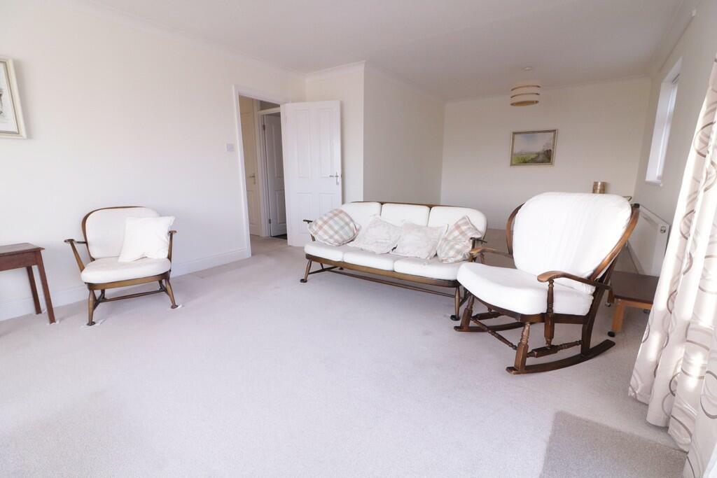 7 Kent Lodge livi...