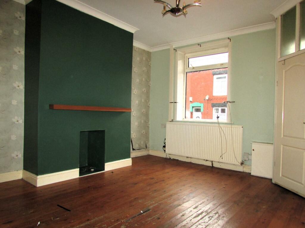 WakefieldSt30lnge1.JPG