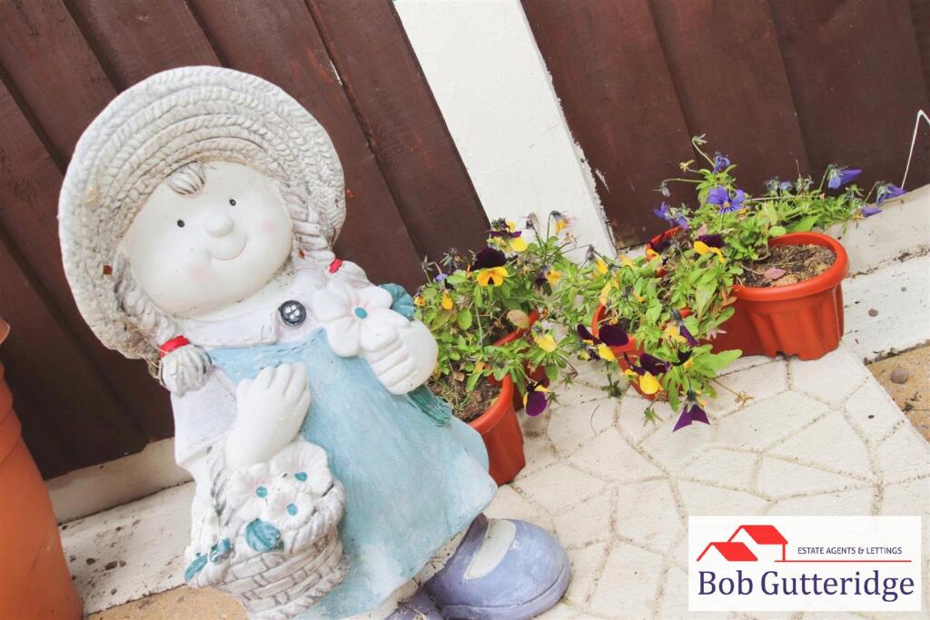 ENCLOSED REAR GARDEN