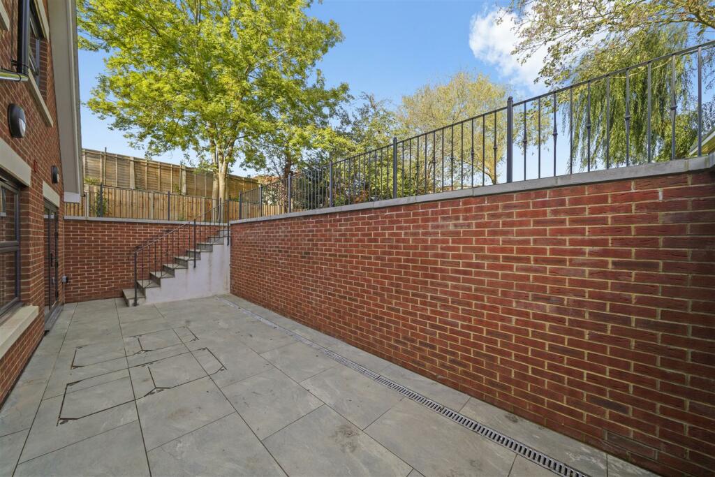 Flat 2 - 7, Sudbury Hill Close ,  - ISErk7YRYF1Ack