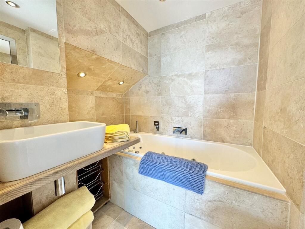 seaview apartment - ensuite.jpg