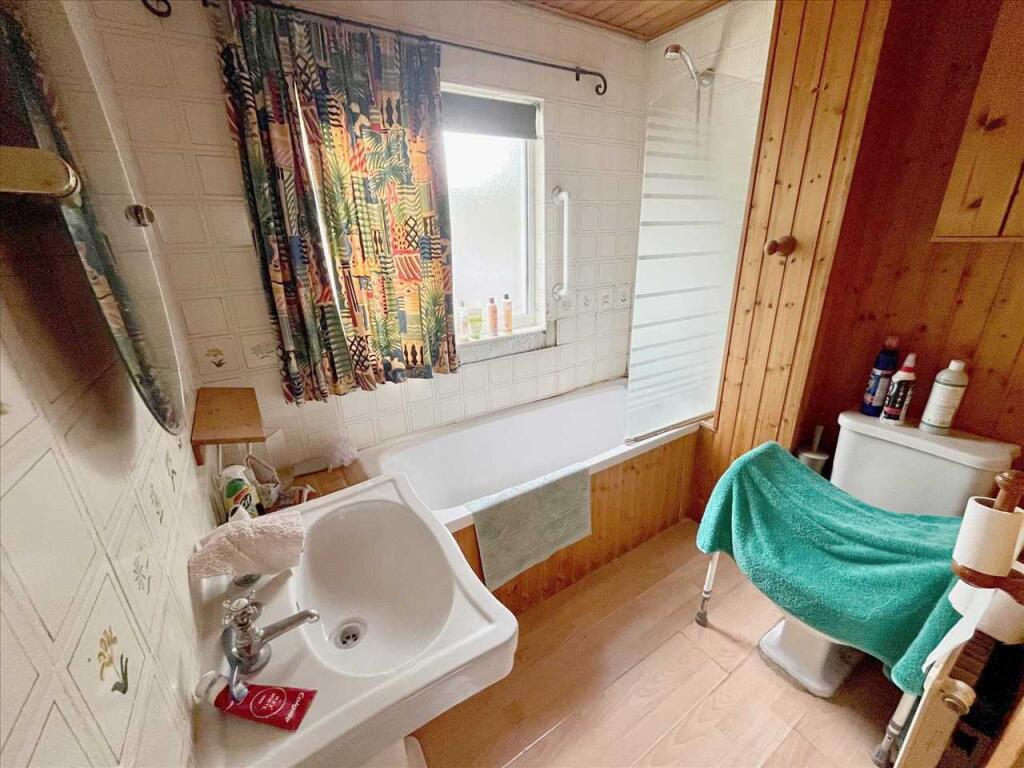 BATHROOM/WC