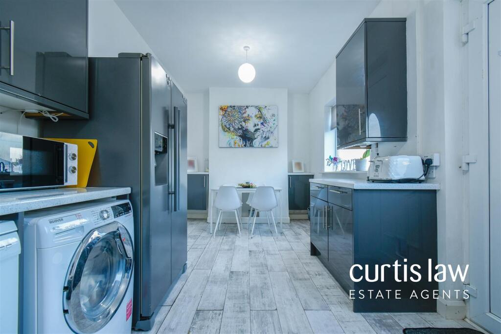 Kitchen/ Dining Room