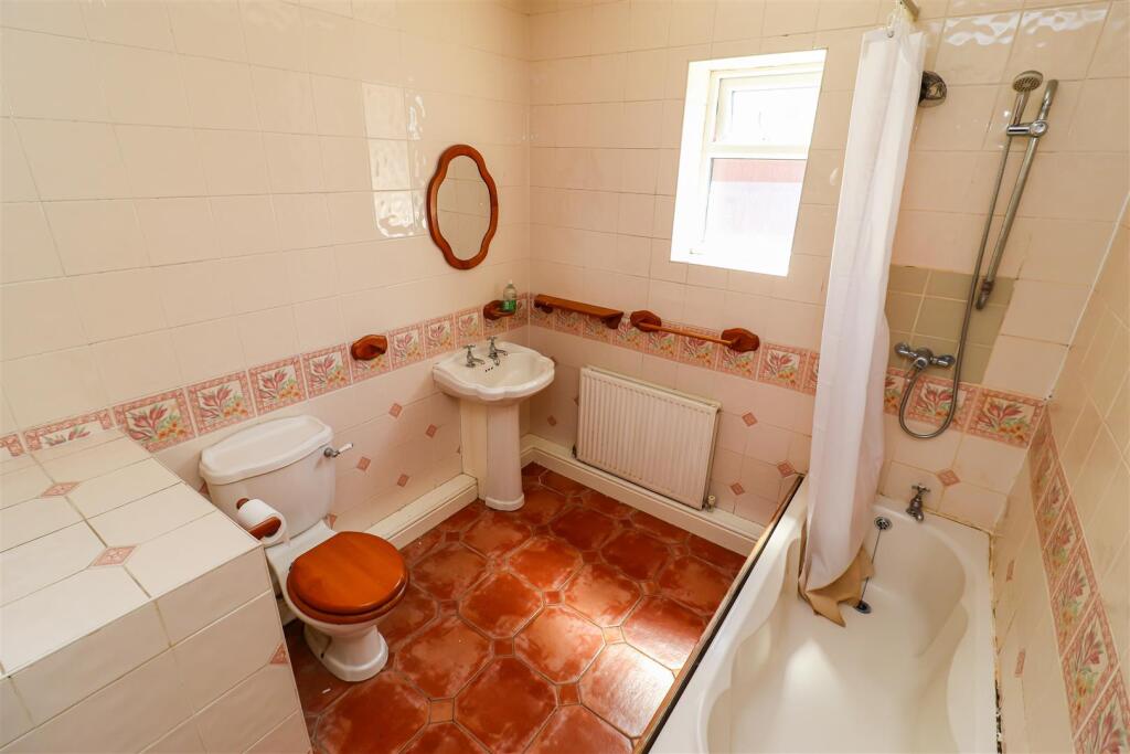 BATHROOM/W.C.