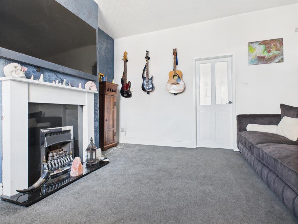 CAM03729G0-PR0089-STILL021