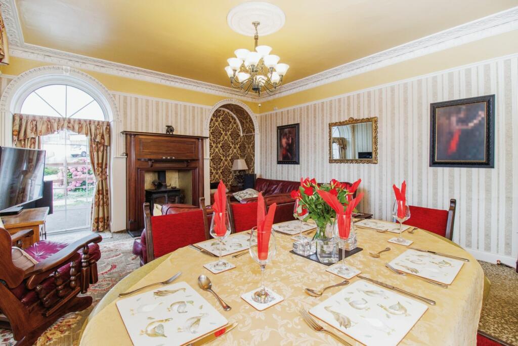 Lounge/Dining Room