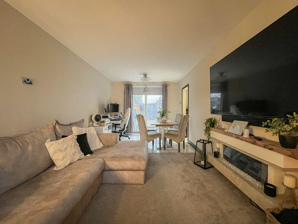 LIVING ROOM/DINER