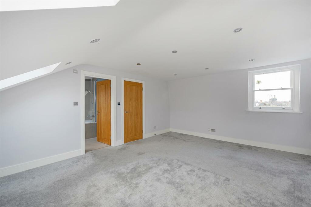 Flat C, 402 Fulham Palace Road Lo-10.jpg