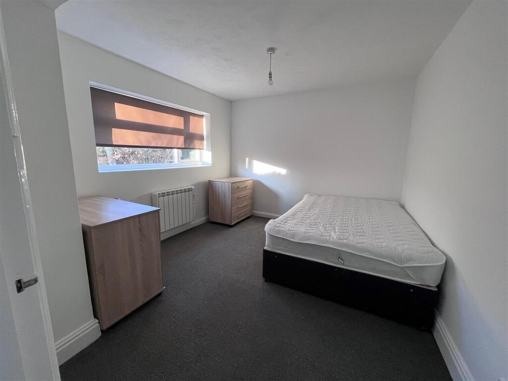LFG 103 DR Bed 1.jpg