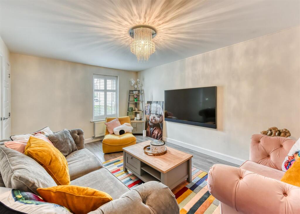 11 Thruxton Avenue-lounge2.jpg