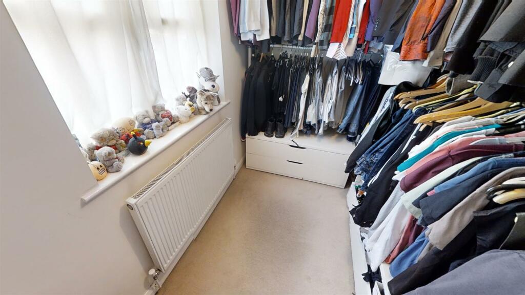 bed 5 dressing room .jpg