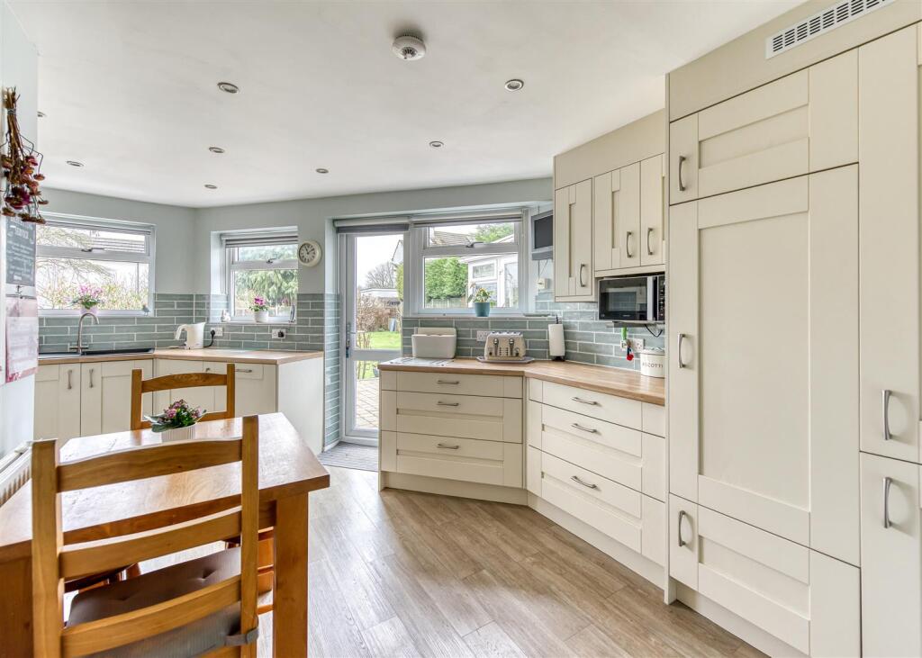 66 Sedgley Road-kitchen3 FEB25.jpg