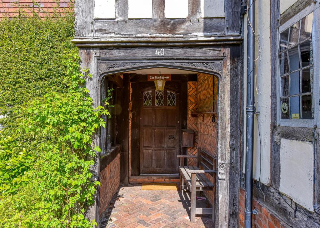 40 Castlecroft Gardens-porch.jpg
