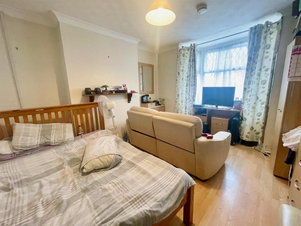 Bedroom 4.jpg