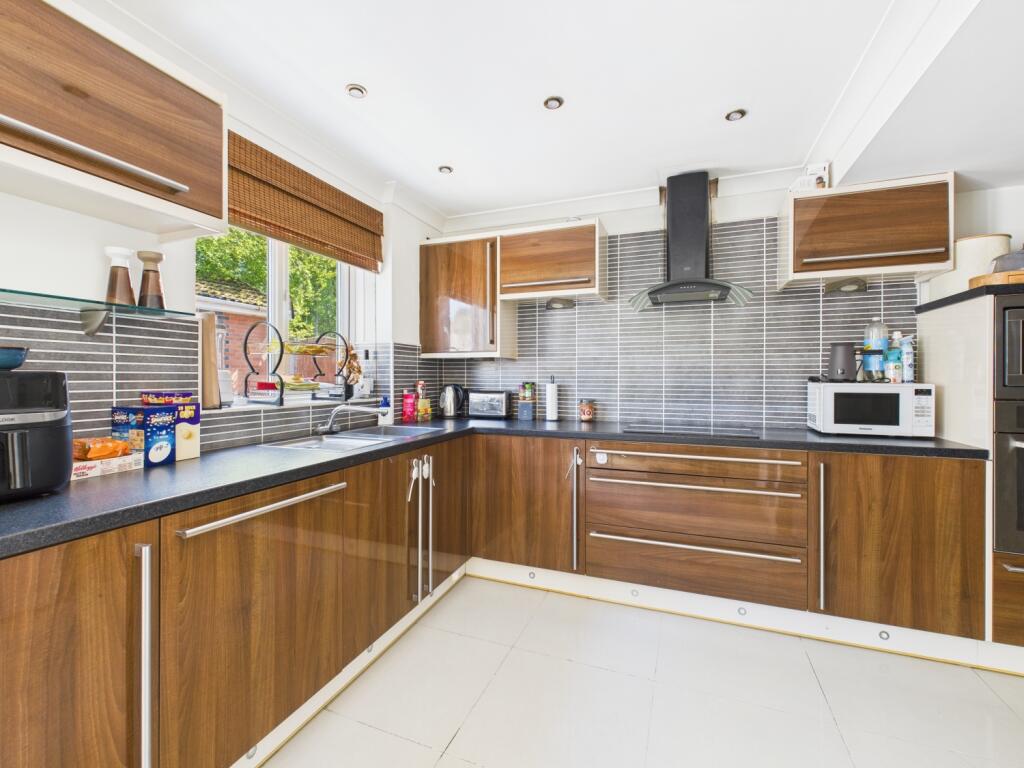 CAM03729G0-PR0024-STILL008