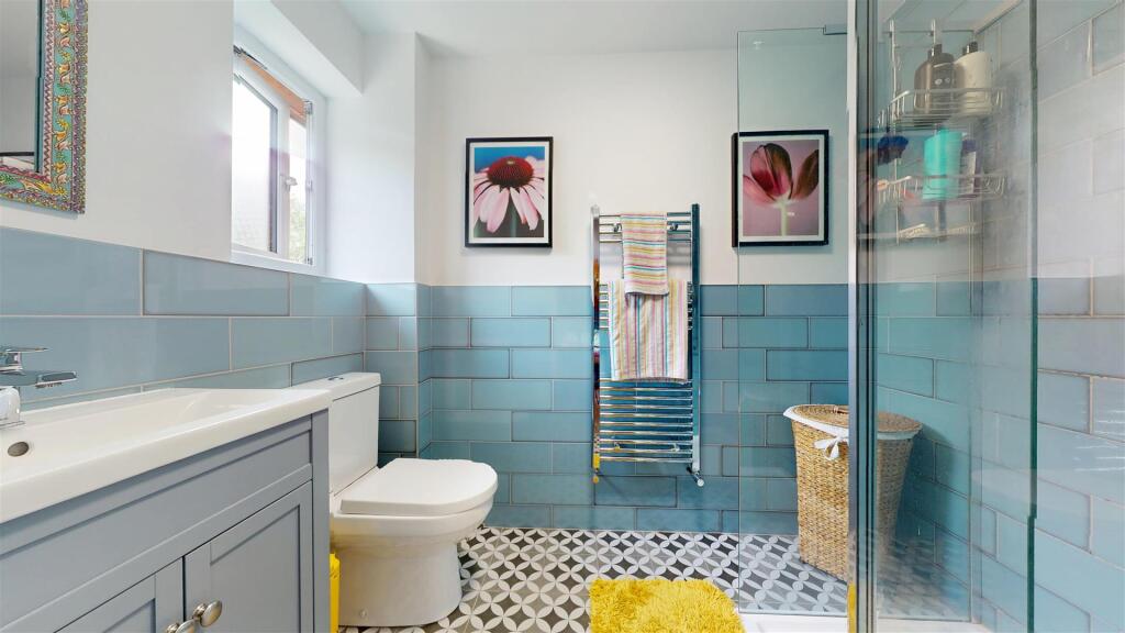 EN SUITE SHOWER ROOM