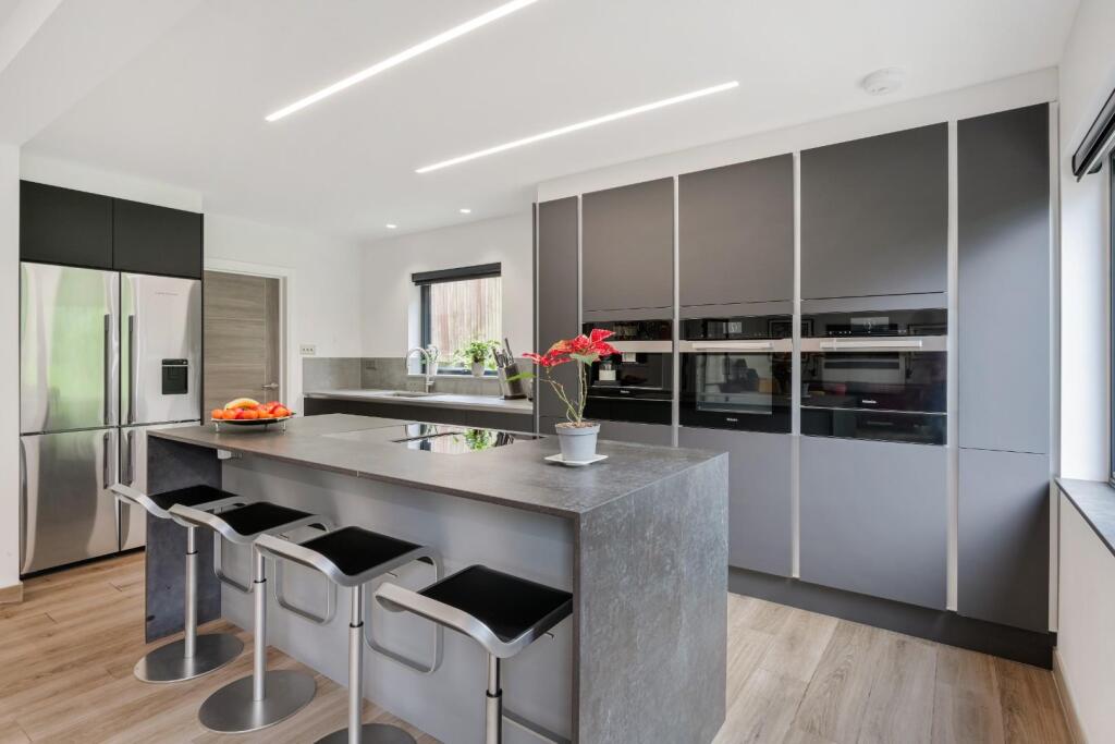 CUDDINGTON PARK CLOSE (16).jpg