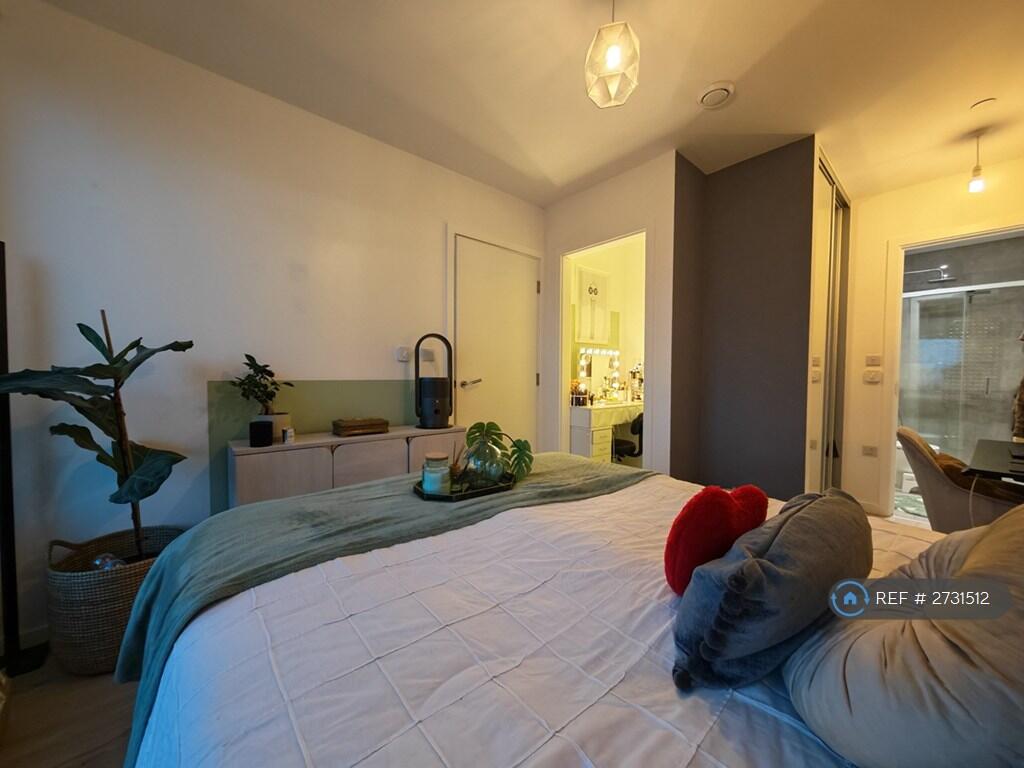 En Suite Bedroom - Vanity Room View