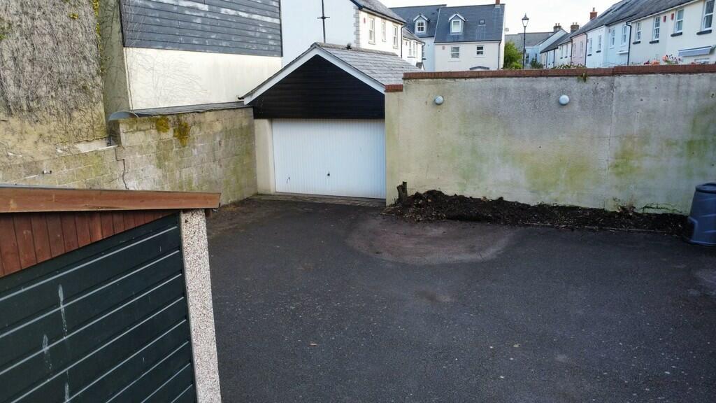 Garage 1 with par...