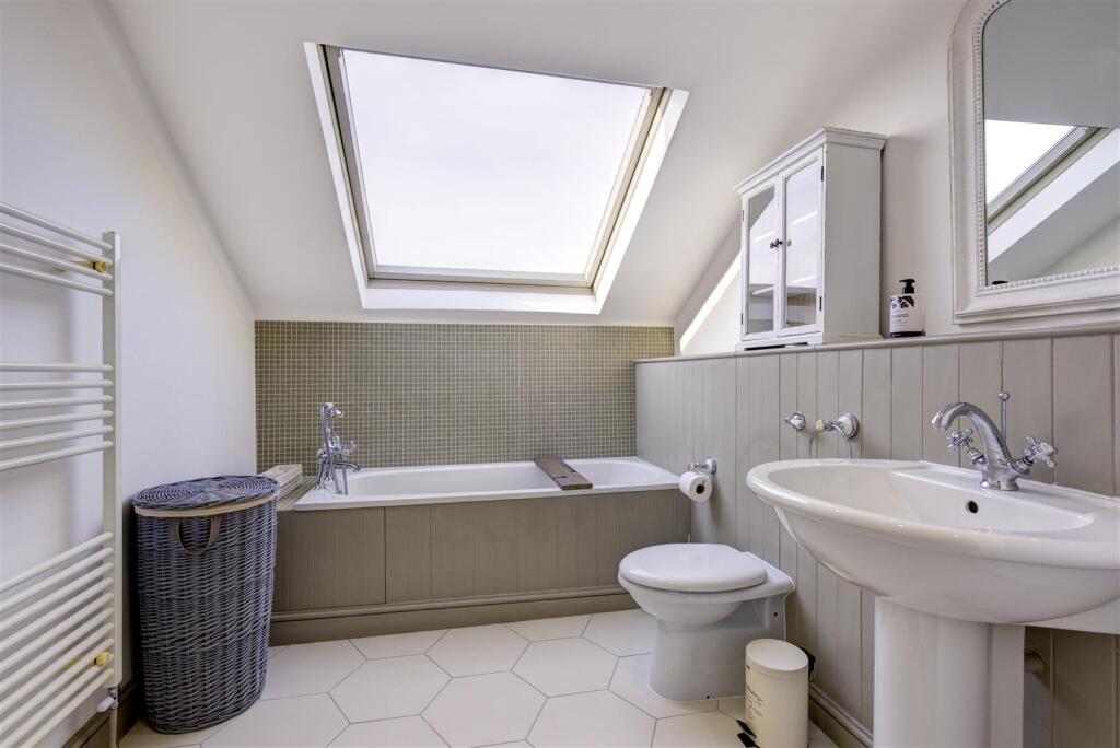 D303 3 hilltop rd topBath.jpg