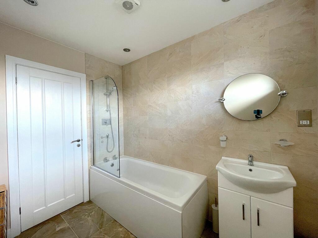 Family Bathroom (2)