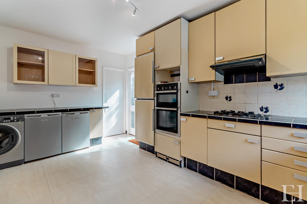 8658771-interiorW...