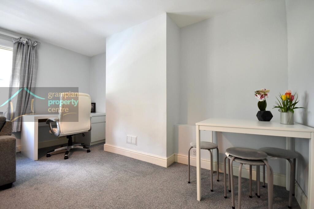 Lounge 4 .JPG