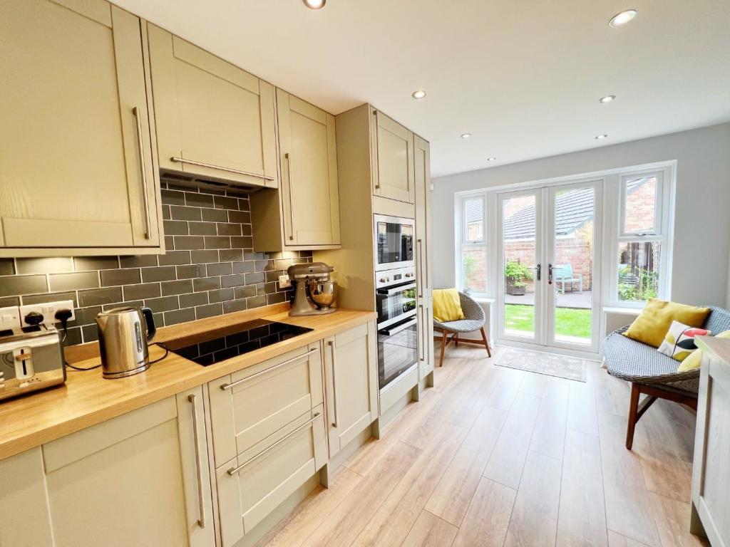 Kitchen 2.jpg