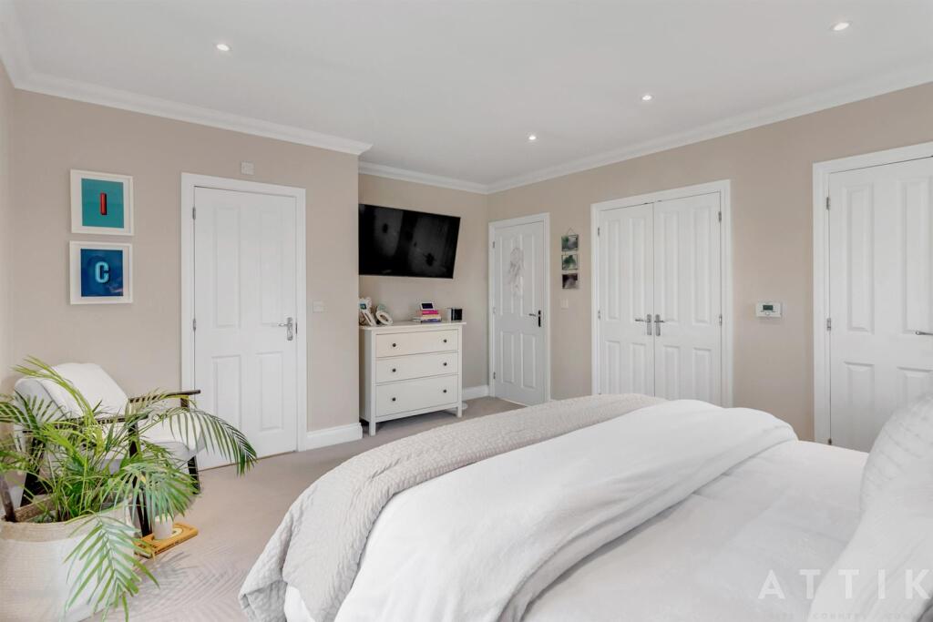 4 Golden Orfe Close Mulbarton NR14 8FH (2).jpg