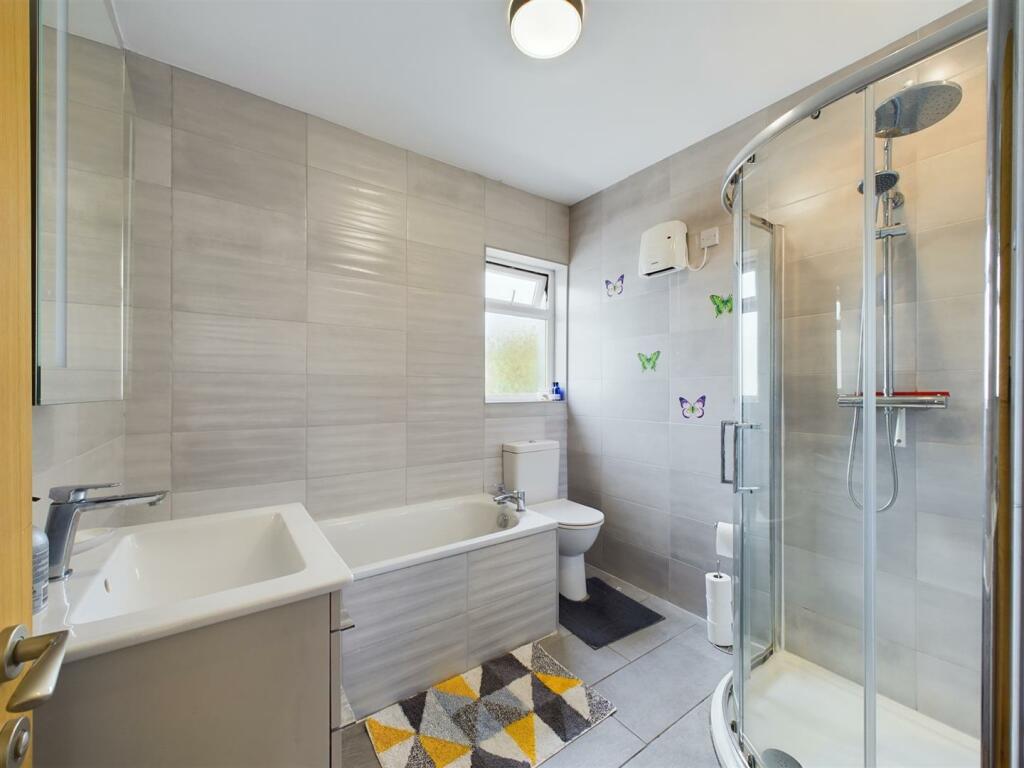 Elfadore Bathroom