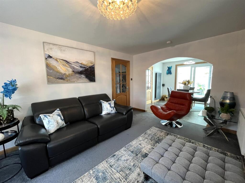OPEN PLAN LOUNGE