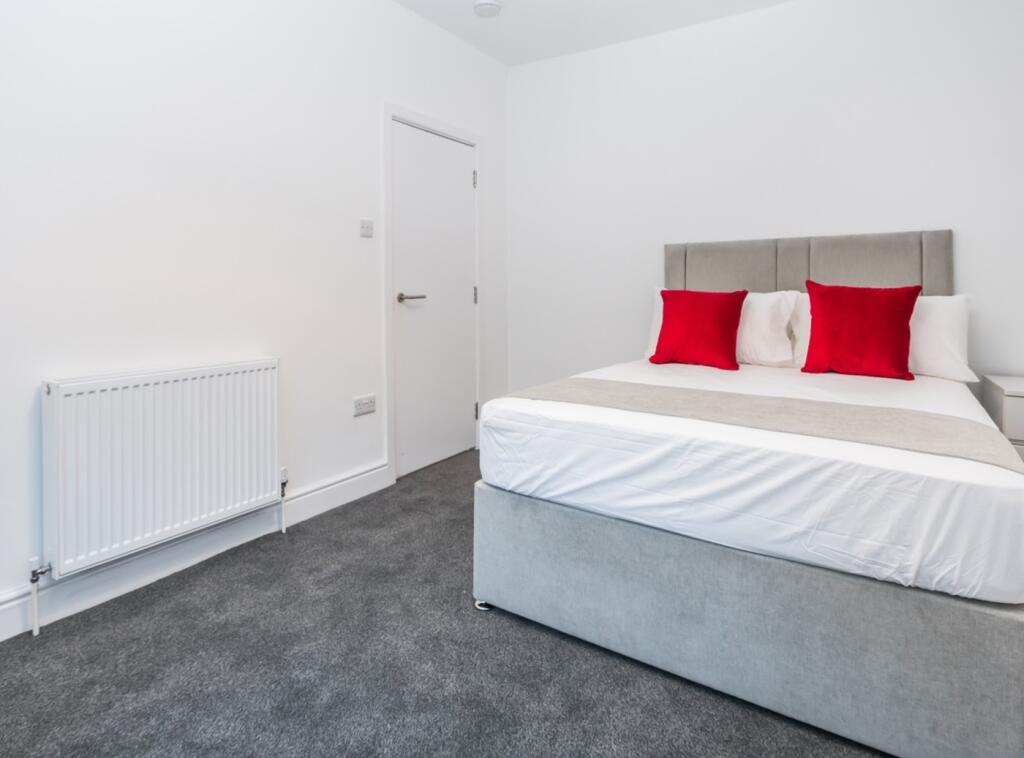 A spacious and immaculate double bedroom with m...