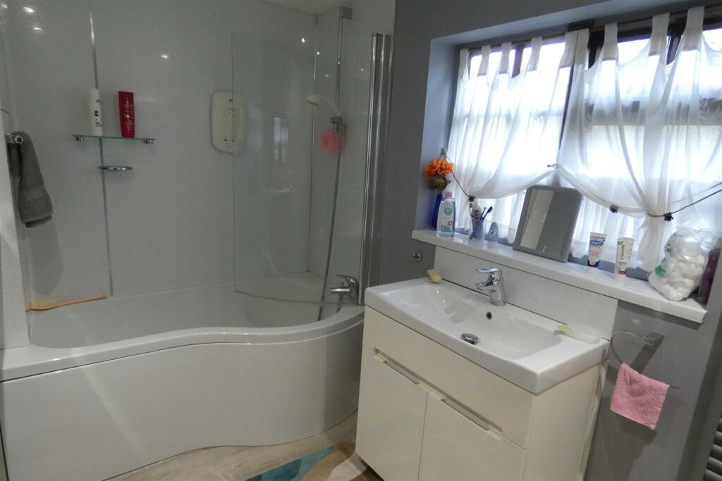 SPACIOUS BATHROOM