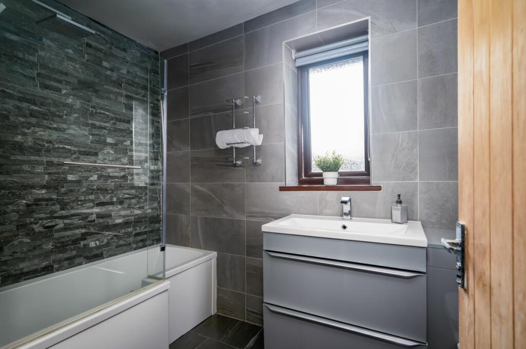 Main Bathroom 