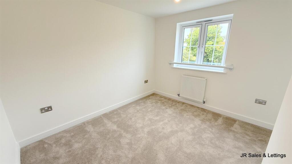 &#39;L&#39; Bedroom 3