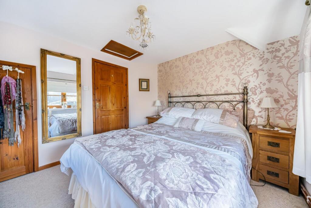 Bedroom 1.jpg
