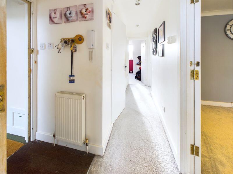 L'SHAPED ENTRANCE HALLWAY