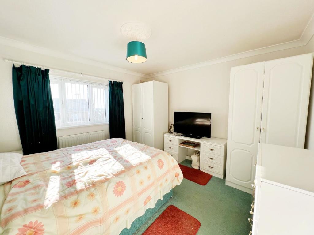 Bedroom 1 pic 1.jpg