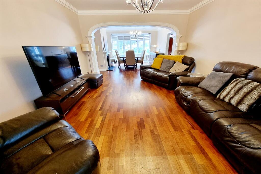 THROUGH LOUNGE: