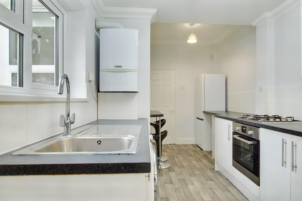 5.kitchen.jpg