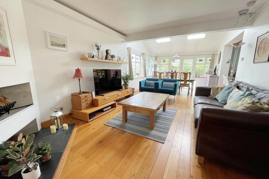 2- Lounge/Dining Roo