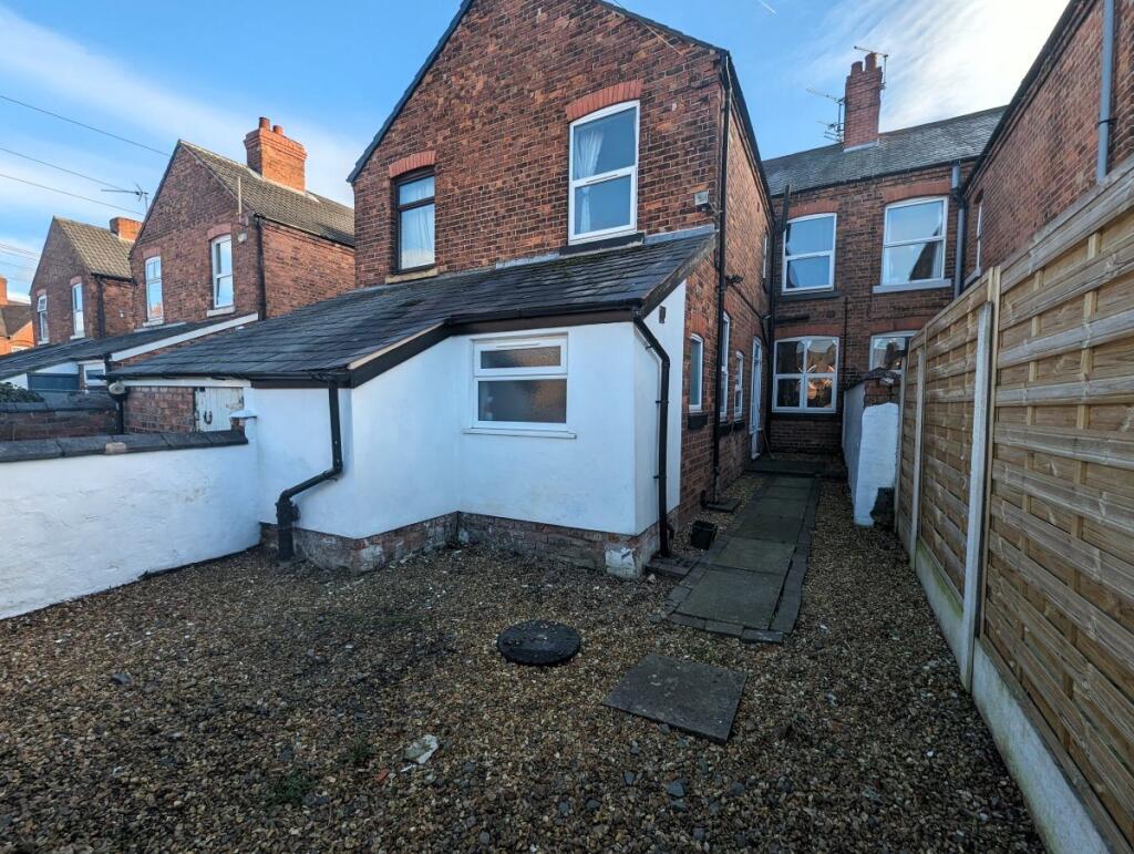 1 Bed flat with Garden and parking