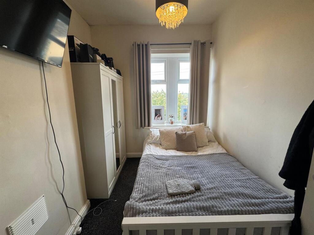 Bedroom 1 3.jpg