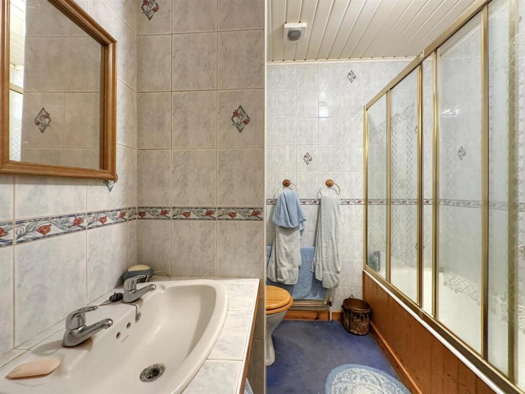 BATHROOM/WC